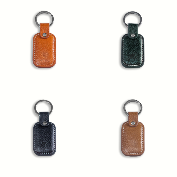 Kombinieren Sie einen schicken Schlüsselanhänger mit Ihrer Bezahlkarte: Schlüsselanhänger aus italienischem Premium-Leder in Schwarz, Grün, Braun oder Cognac mit kontaktlosem NFC-Chip. Dank der integrierter Fidesmo Pay-Funktionalität bezahlen Sie alle Einkäufe noch schneller kontaktlos und erfahren ein ganz neues Einkaufserlebnis. Das Wearable benötigt keinen Akku oder Batterien und es ist auch keine Verbindung zum Smartphone/Bankkarte erforderlich - einfach kontaktlos bezahlen!