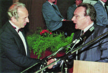 Wilhelm Erb erhält die Verbandsehrennadel
