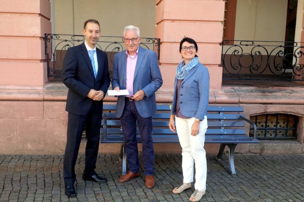 Volksbank spendiert neue Sitzbank