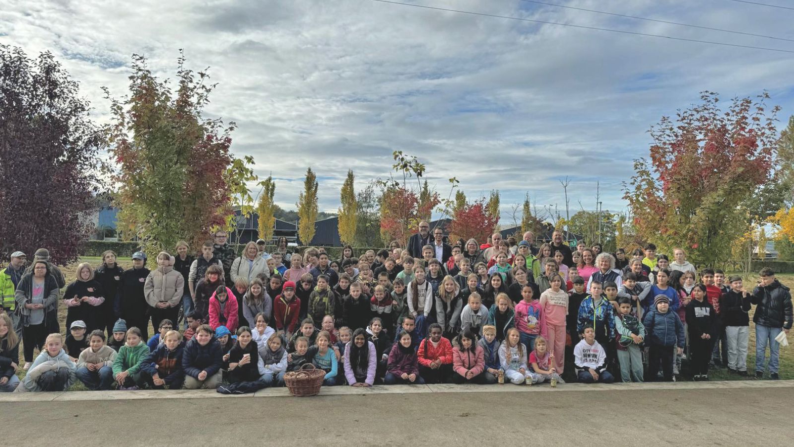 Erfolgreiche Blumenzwiebelpflanzaktion – Lahrer Schülerinnen und Schüler setzen 9.000 Narzissenzwiebeln im Bürgerpark