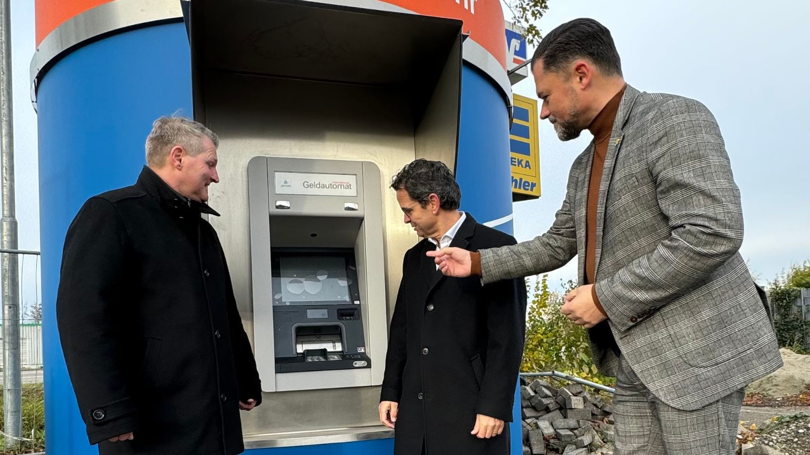 Volksbank nimmt neue Geldautomaten in Niederschopfheim und Allmannsweier in Betrieb