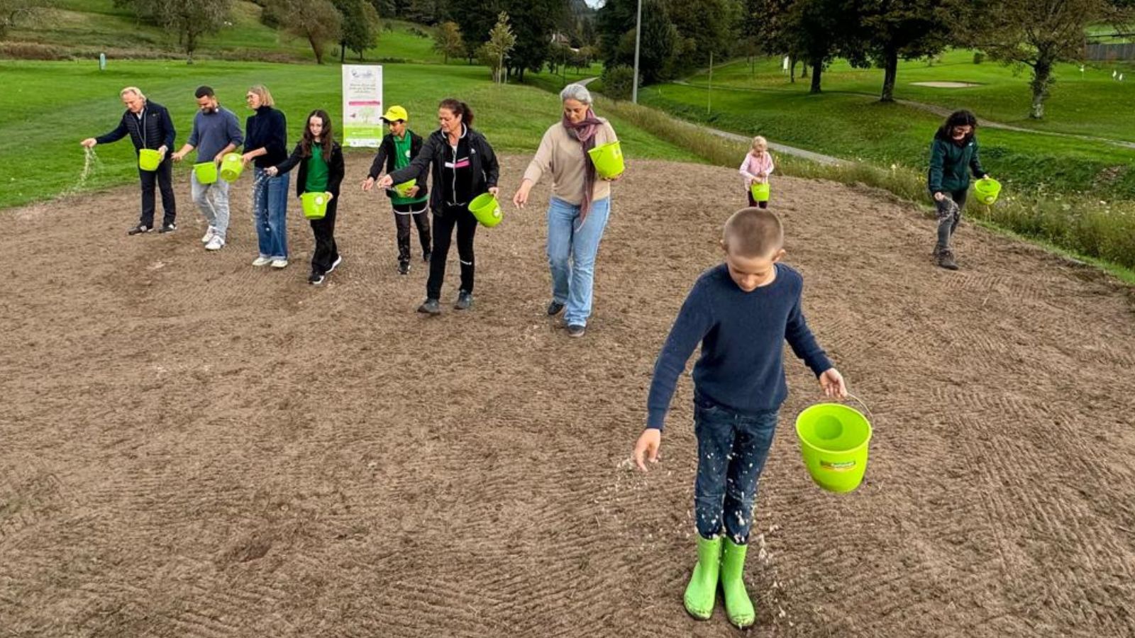 Herbstaussaat für mehr Artenvielfalt: Golfclub Ortenau unterstützt Biodiversitäts-Initiative der Volksbank Lahr