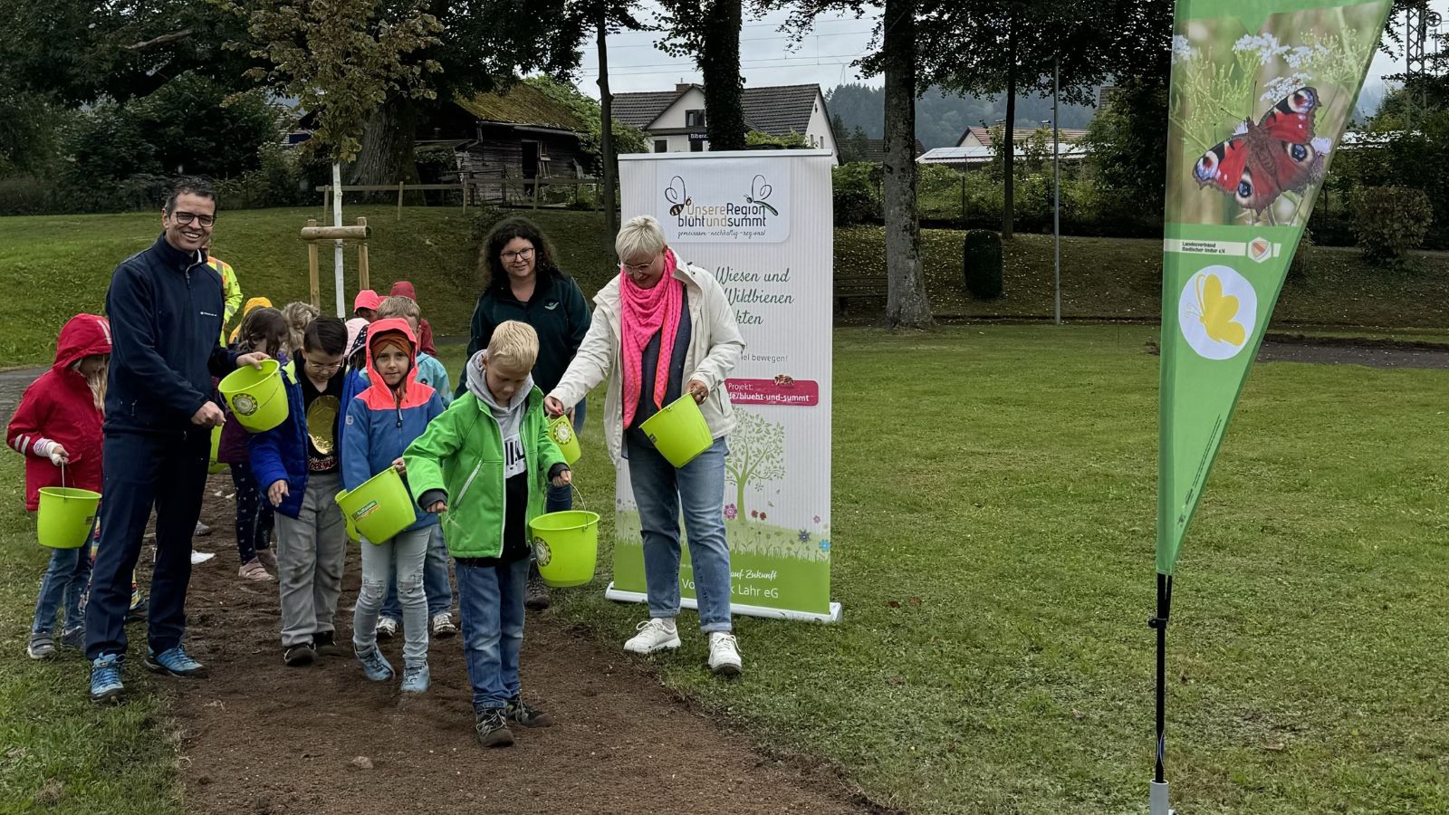 Herbstaussaat: Schulklassen in Biberach und Zell a. H. legen Blühwiesen an