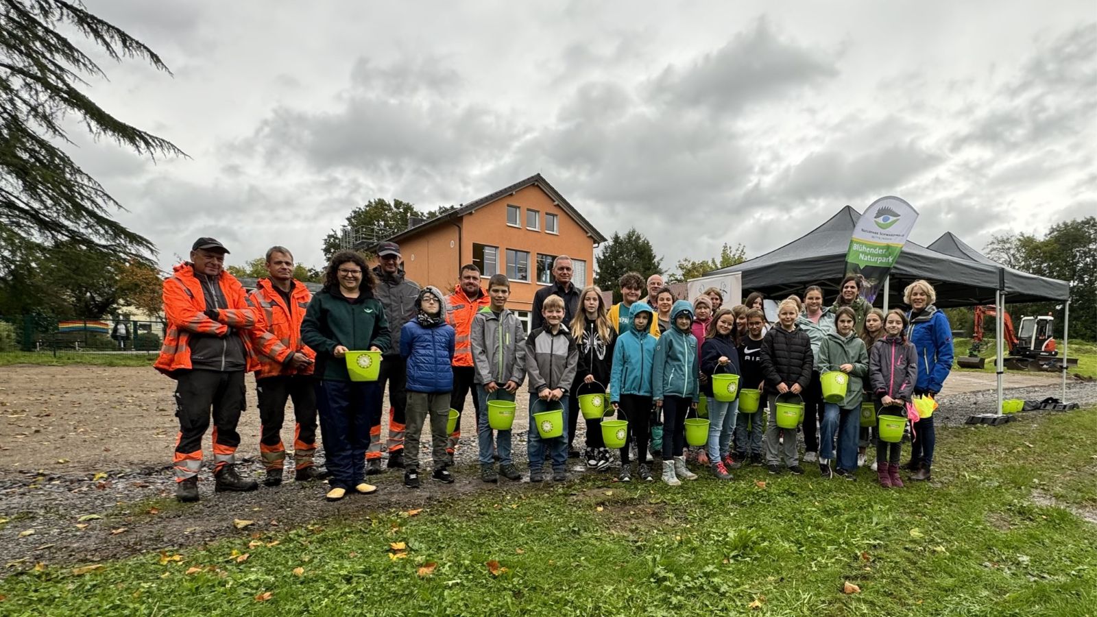 Herbstaussaat: Schulklassen in Biberach und Zell a. H. legen Blühwiesen an