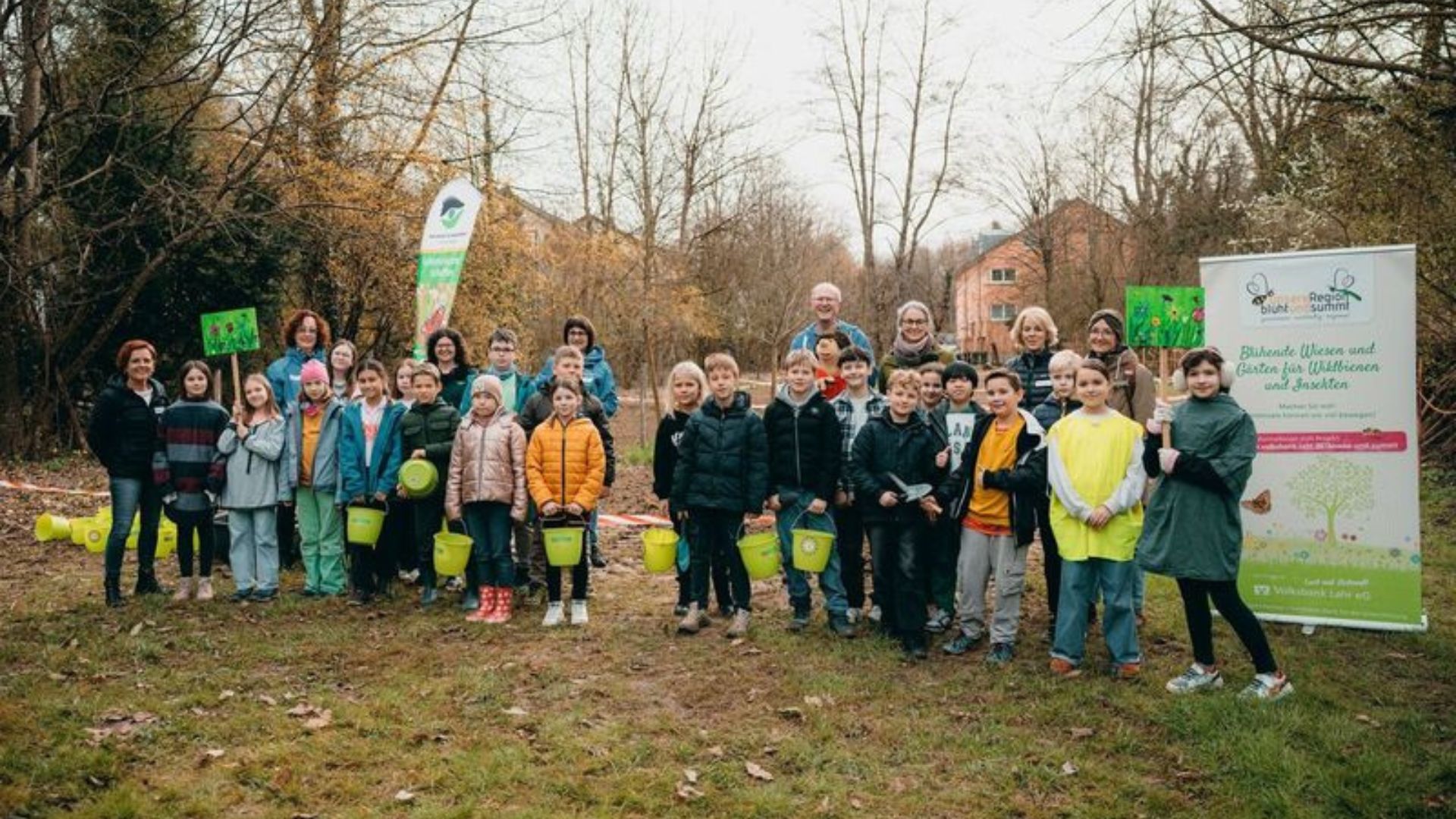 Gemeinsam mit Ehrenamtlichen des NABU Lahr säten Kinder der Geroldseckerschule Lahr (auf dem Bild die Klasse 4D) eine Wildblumenwiese am Hohbergsee in Lahr. 